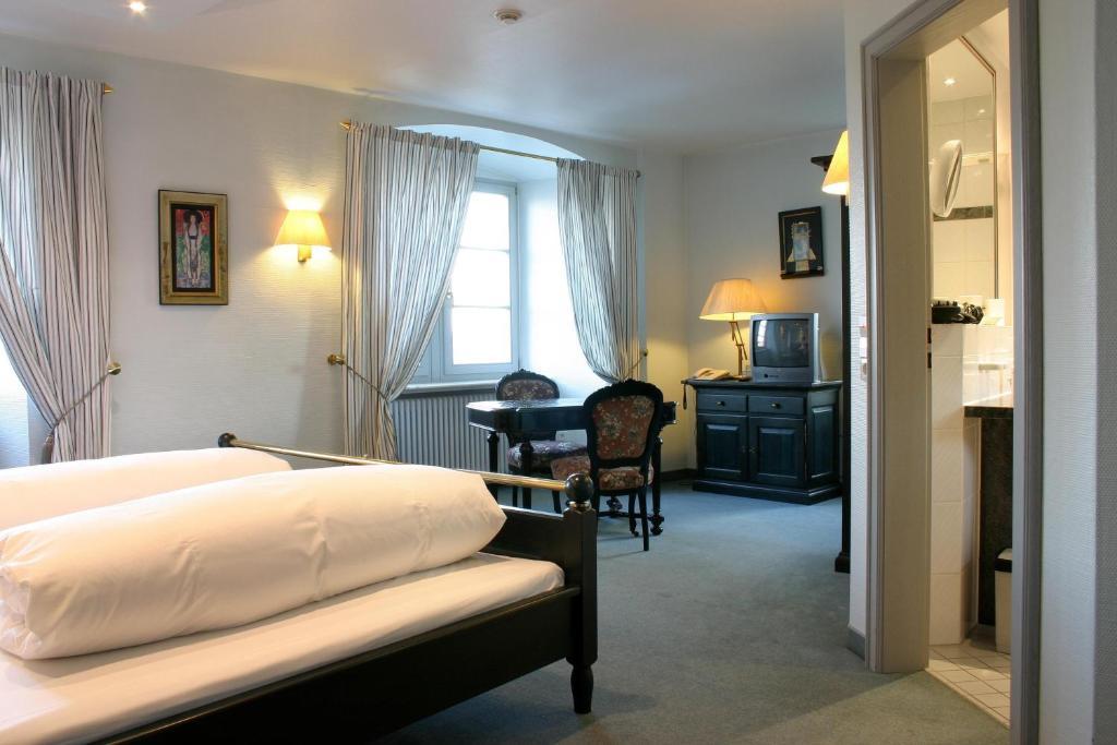Hotel Schloss Neuburg Mosbach  Zimmer foto