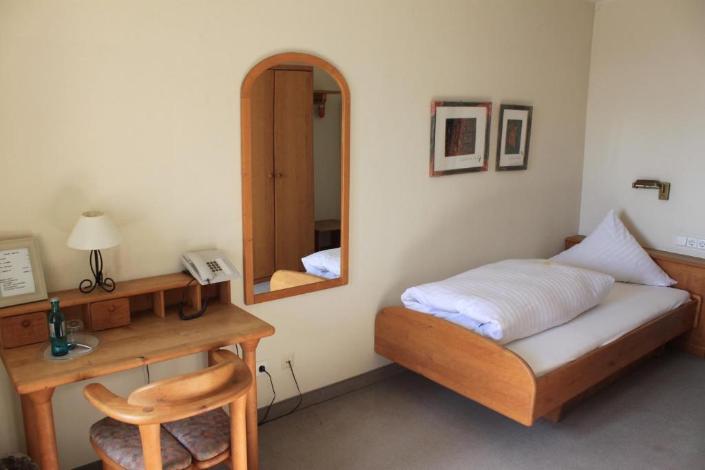 Hotel Schloss Neuburg Mosbach  Zimmer foto