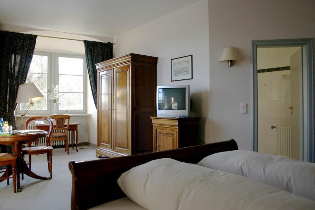 Hotel Schloss Neuburg Mosbach  Zimmer foto