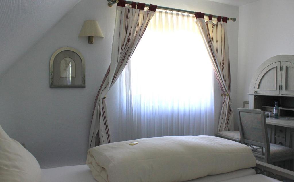 Hotel Schloss Neuburg Mosbach  Zimmer foto