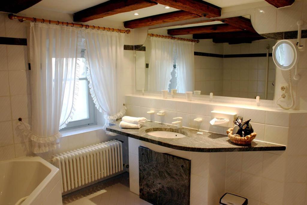 Hotel Schloss Neuburg Mosbach  Zimmer foto